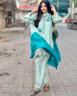Mawra Hocane feet photo thumbnail