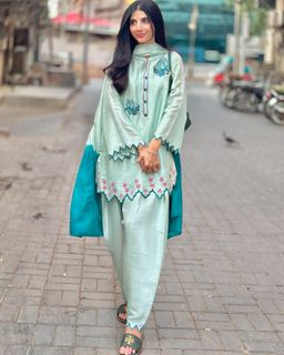 Mawra Hocane feet photo thumbnail