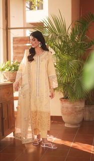 Mawra Hocane feet photo thumbnail