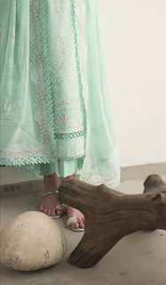Mawra Hocane feet photo thumbnail