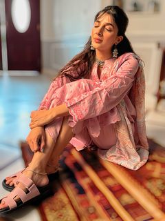 Mawra Hocane feet photo thumbnail