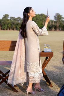 Mawra Hocane feet photo thumbnail