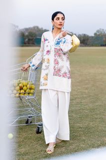 Mawra Hocane feet photo thumbnail