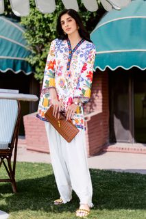 Mawra Hocane feet photo thumbnail