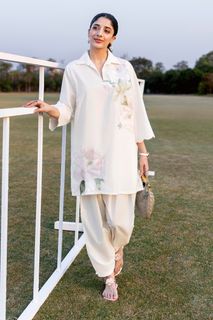 Mawra Hocane feet photo thumbnail