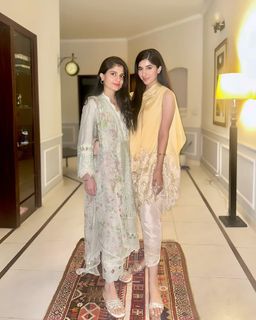 Mawra Hocane feet photo thumbnail