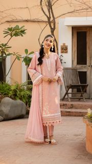 Mawra Hocane feet photo thumbnail