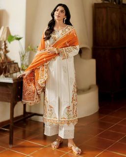 Mawra Hocane feet photo thumbnail