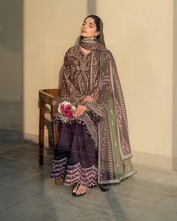 Mawra Hocane feet photo thumbnail