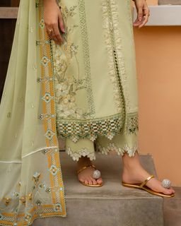 Mawra Hocane feet photo thumbnail
