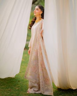 Mawra Hocane feet photo thumbnail