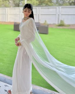 Mawra Hocane feet photo thumbnail