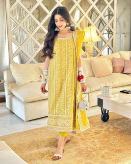 Mawra Hocane feet photo thumbnail