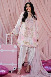 Mawra Hocane feet photo 5