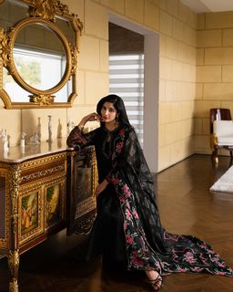 Mawra Hocane feet photo 7