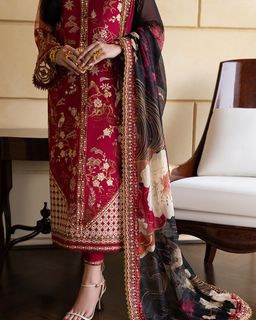 Mawra Hocane feet photo 9