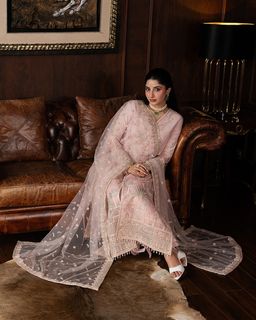 Mawra Hocane feet photo 20
