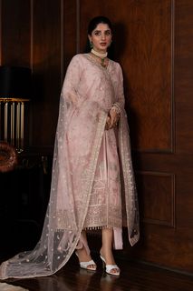 Mawra Hocane feet photo 17