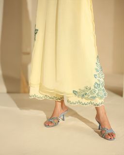 Mawra Hocane feet photo 6