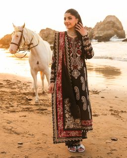 Mawra Hocane feet photo 7