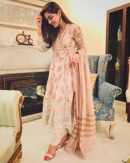 Maya Ali feet photo thumbnail