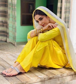 Maya Ali feet photo thumbnail