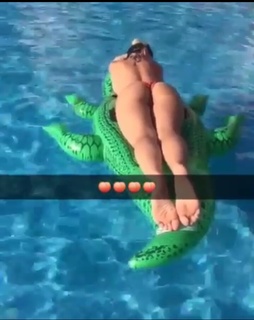 Maya Berović feet photo 1