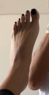Maya Diab feet photo thumbnail