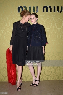 Maya Hawke feet photo thumbnail