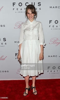 Maya Hawke feet photo thumbnail