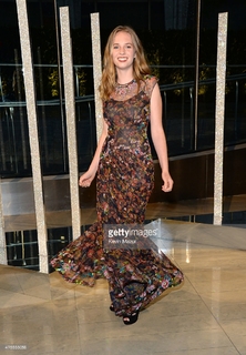 Maya Hawke feet photo thumbnail
