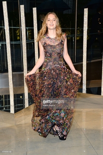 Maya Hawke feet photo thumbnail