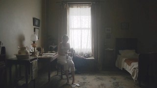 Maya Hawke feet photo thumbnail