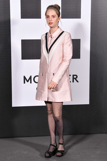 Maya Hawke feet photo thumbnail