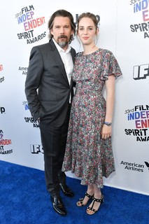 Maya Hawke feet photo thumbnail