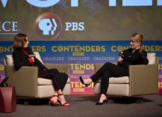 Maya Hawke feet photo thumbnail
