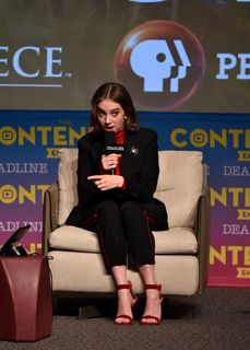 Maya Hawke feet photo thumbnail