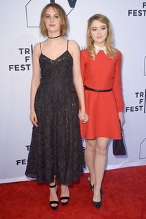 Maya Hawke feet photo thumbnail
