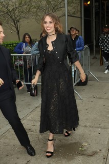 Maya Hawke feet photo thumbnail