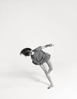 Maya Hawke feet photo thumbnail