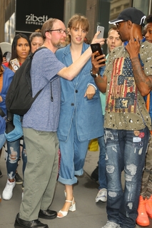 Maya Hawke feet photo thumbnail