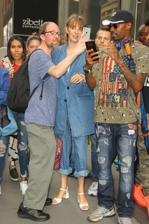 Maya Hawke feet photo thumbnail