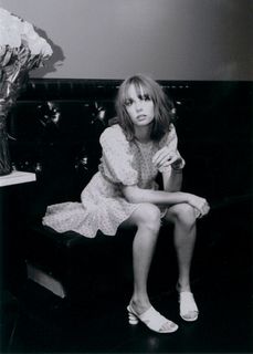 Maya Hawke feet photo thumbnail