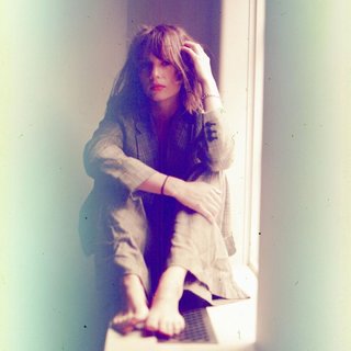 Maya Hawke feet photo thumbnail