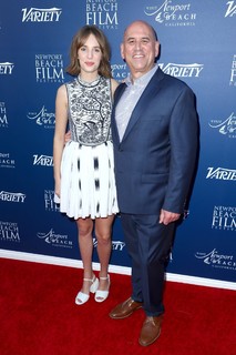 Maya Hawke feet photo thumbnail
