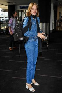 Maya Hawke feet photo thumbnail