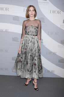 Maya Hawke feet photo thumbnail