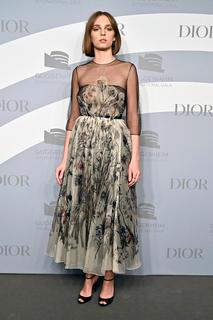 Maya Hawke feet photo thumbnail