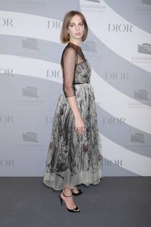Maya Hawke feet photo thumbnail