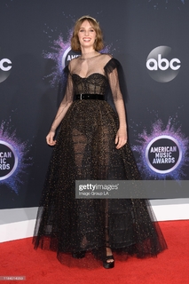 Maya Hawke feet photo thumbnail